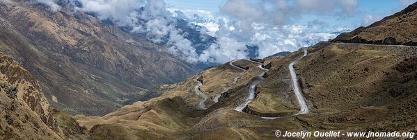 Road from Ollantaytambo to Santa María - Peru